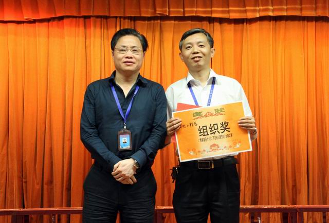 調整大小 9、任建設副院長(cháng)給機電工程系頒發(fā)組織獎.jpg