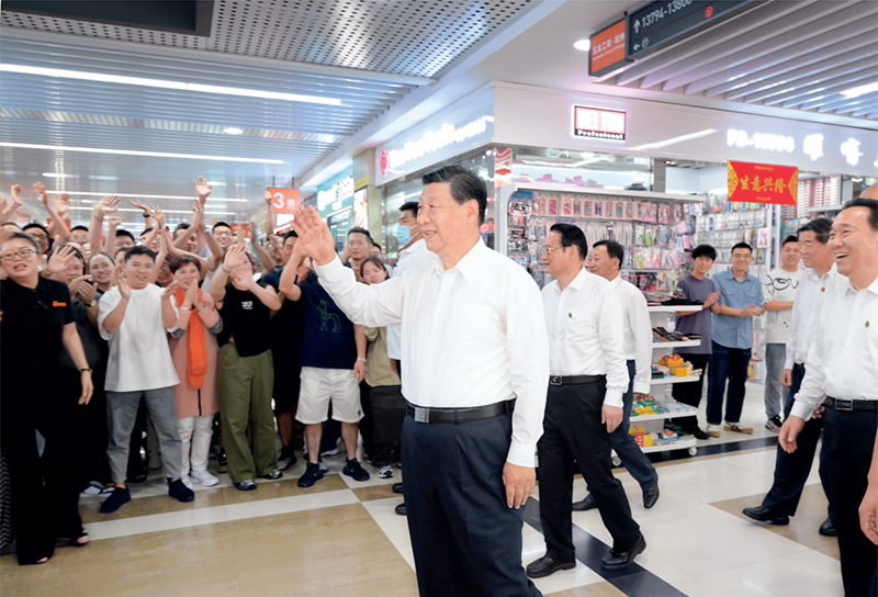 2023年9月20日至21日，中共中央總書(shū)記、國家主席、中央軍委主席習近平在浙江考察。這是20日上午，習近平在義烏國際商貿城考察時(shí)，同商戶(hù)親切交流。 新華社記者 李學(xué)仁/攝