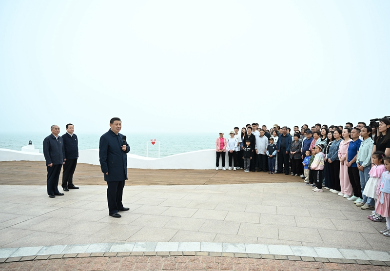 5月22日至24日，中共中央總書(shū)記、國家主席、中央軍委主席習近平在山東考察。這是22日下午，習近平在日照市陽(yáng)光海岸綠道同市民和游客親切交流。