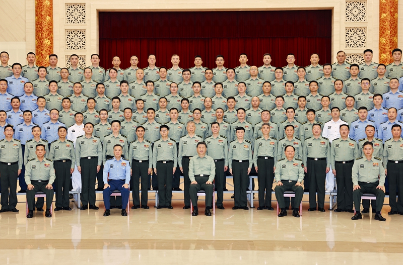 5月22日至24日，中共中央總書(shū)記、國家主席、中央軍委主席習近平在山東考察。這是23日上午，習近平在濟南親切接見(jiàn)駐濟南部隊上校以上領(lǐng)導干部，代表黨中央和中央軍委向駐濟南部隊全體官兵致以誠摯問(wèn)候。