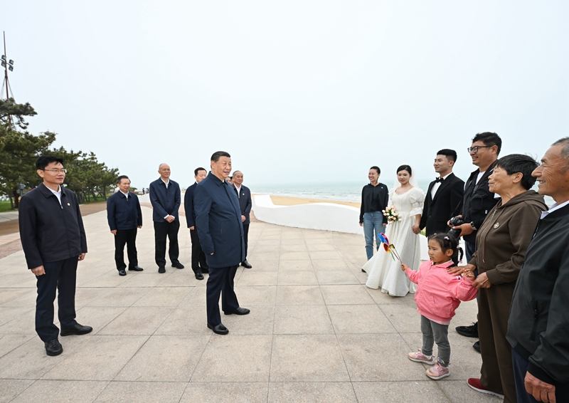 5月22日至24日，中共中央總書(shū)記、國家主席、中央軍委主席習近平在山東考察。這是22日下午，習近平在日照市陽(yáng)光海岸綠道同市民親切交流。